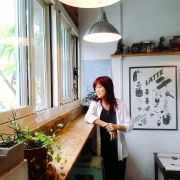 鍾麗香「喜歡你 輕輕地」畫展 以東方媒材呈現東海校園小白花