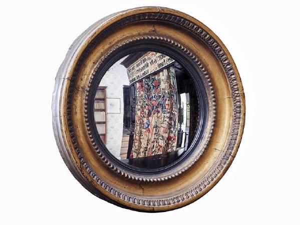 X8916 Convex mirror owned by Gabriel Dante Rossetti Mirror Kelmscott Manor © Society of Antiquaries of London (Kelmscott Manor). Photograph: Andy Stammers Photography