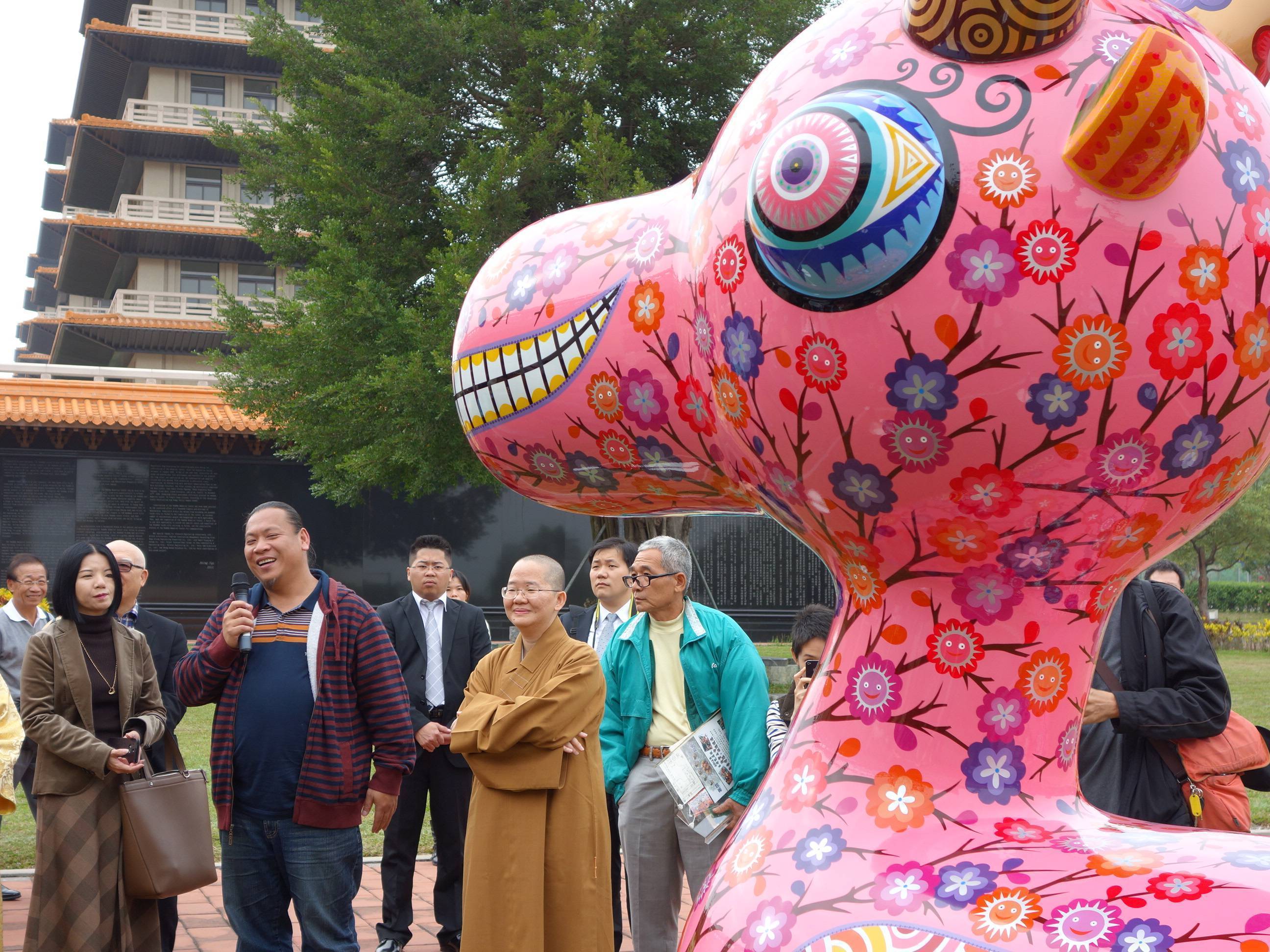 藝術家洪易在佛陀紀念館開幕現場導覽