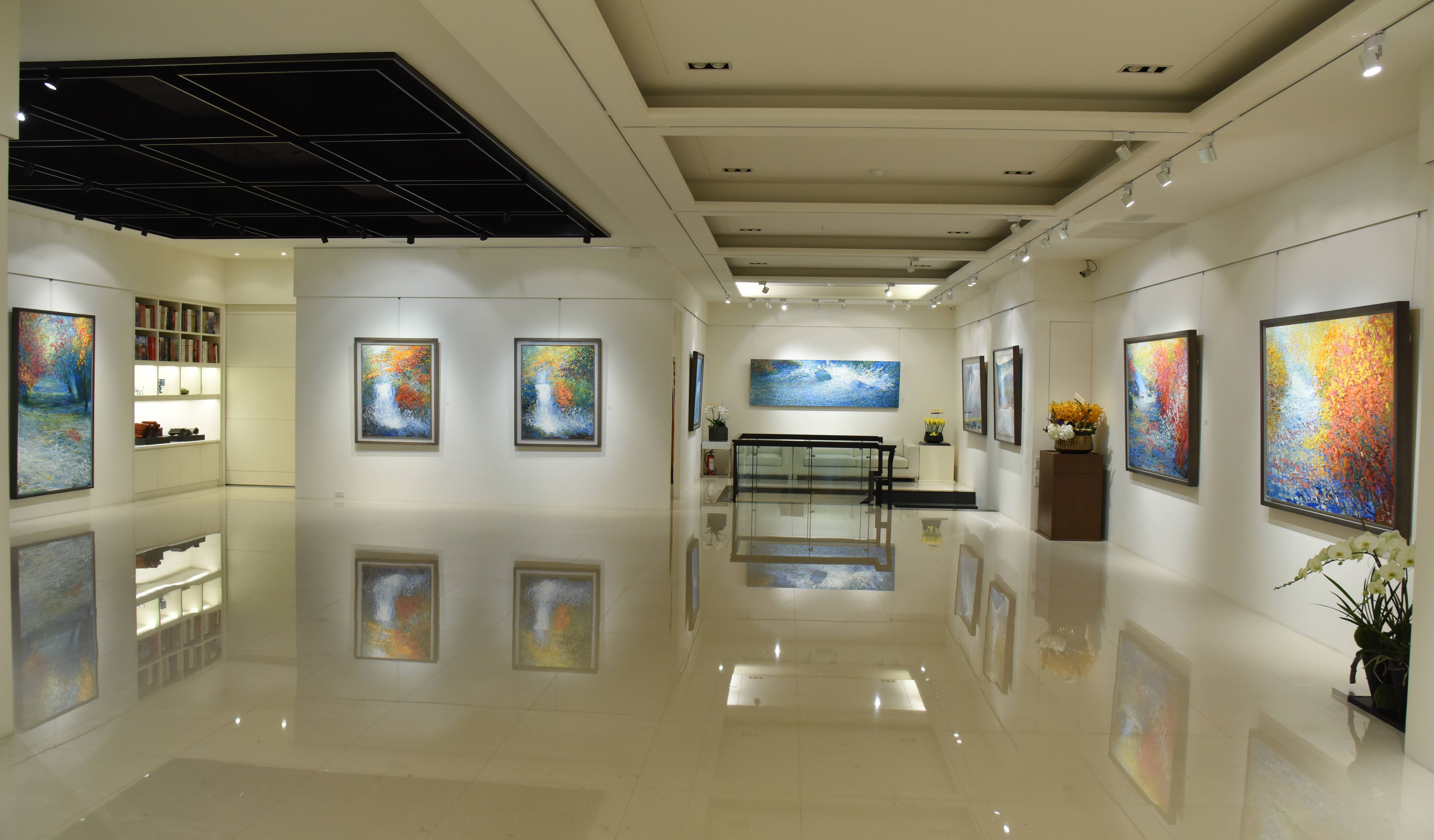印象畫廊二樓展覽現場，藝術作品與新穎的展示空間完美結合