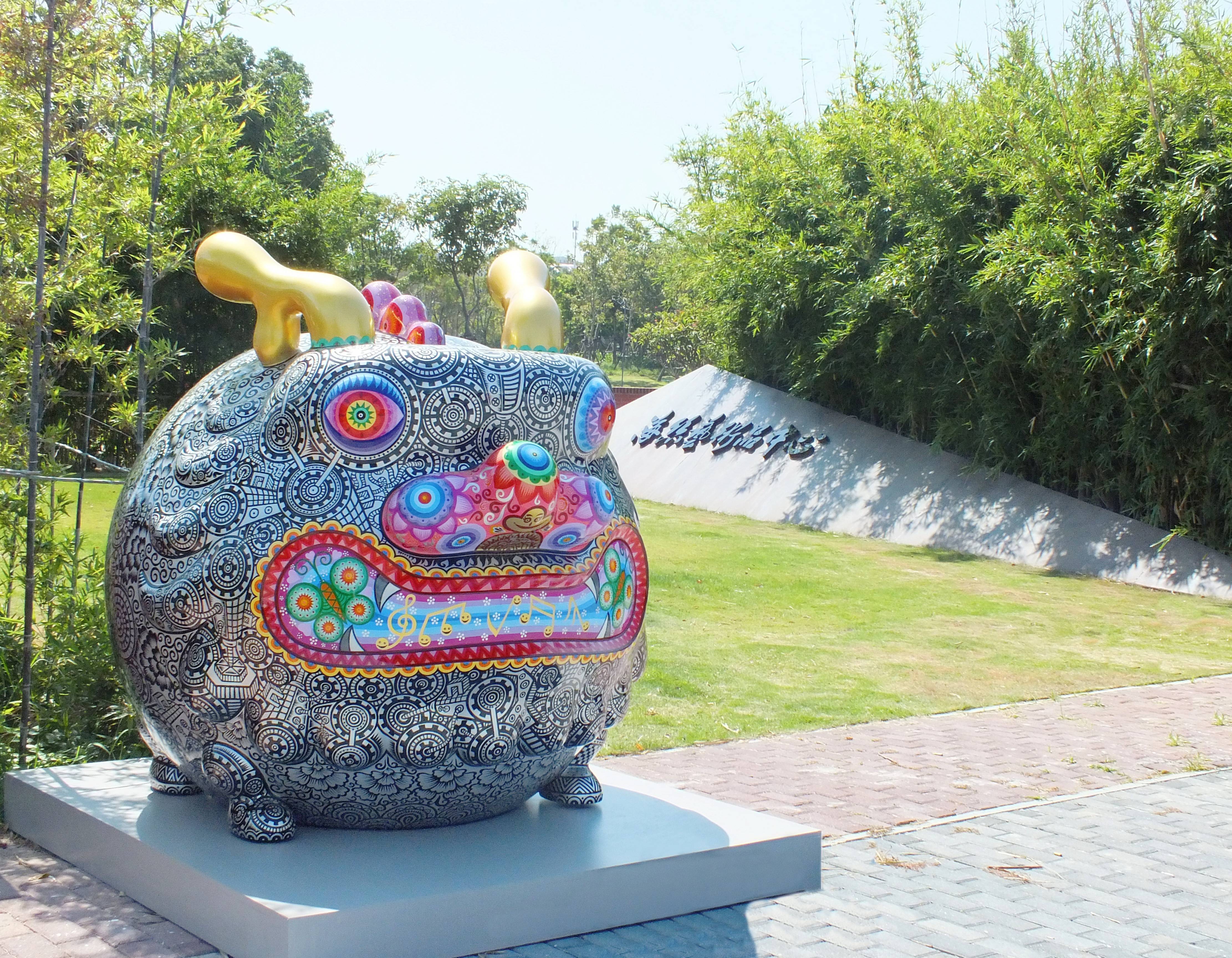洪易「鋼鐵圓龍」展出於廈門海絲文化廣場，場景優美