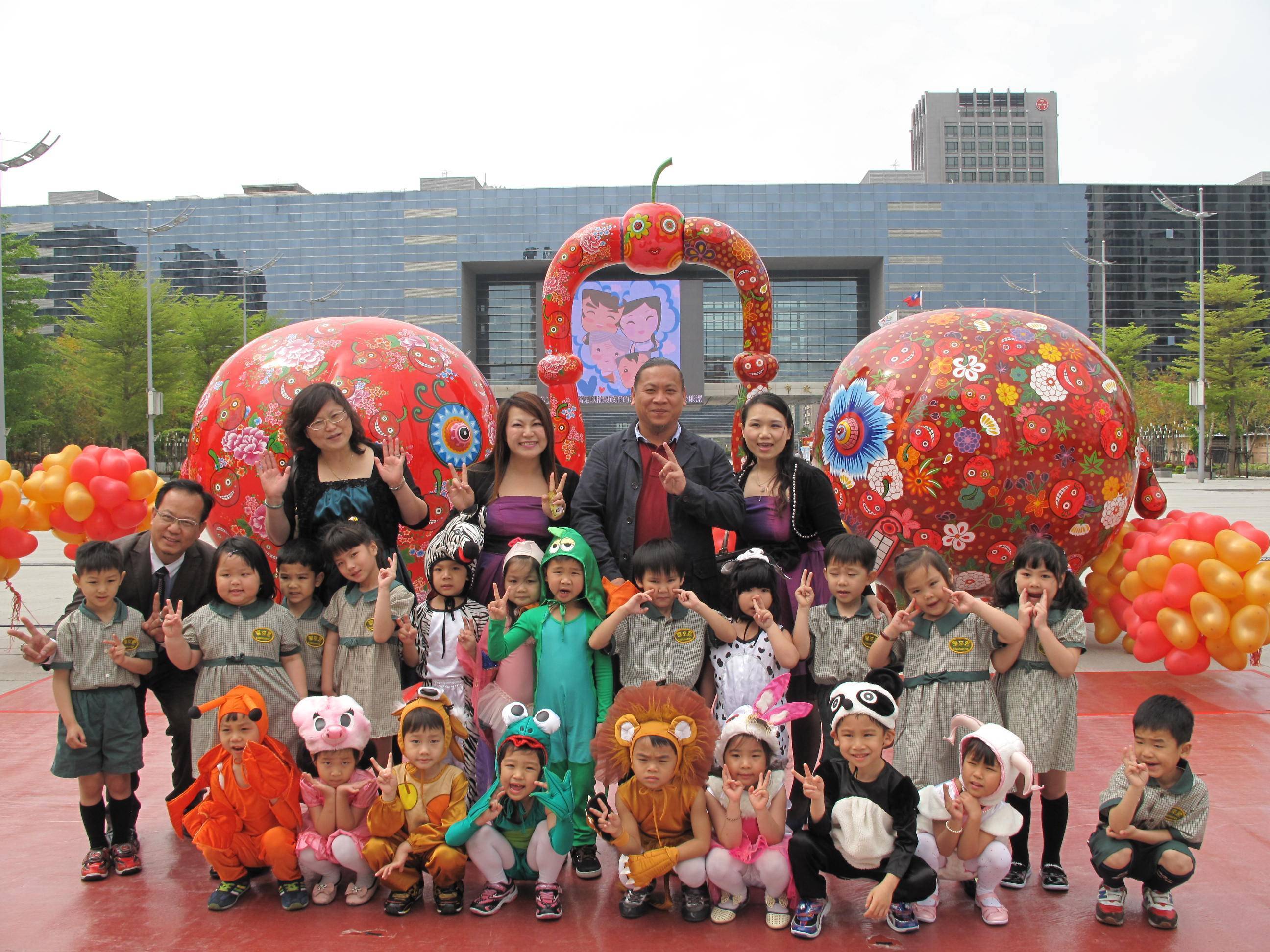 2014年於台中市政府展出，洪易與現場孩童合影