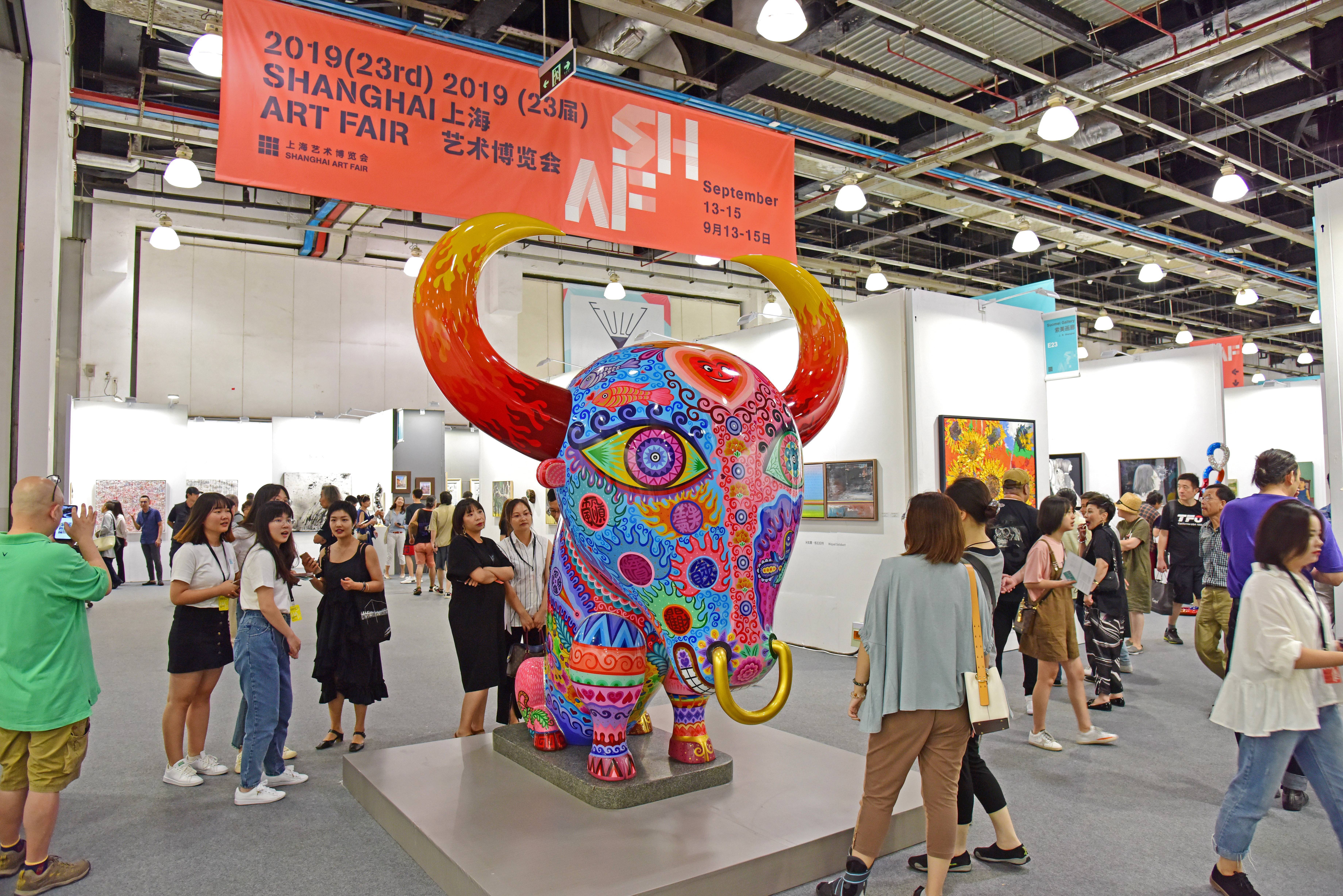 洪易公共藝術「牛氣沖天」展於上海藝術博覽會正門入口