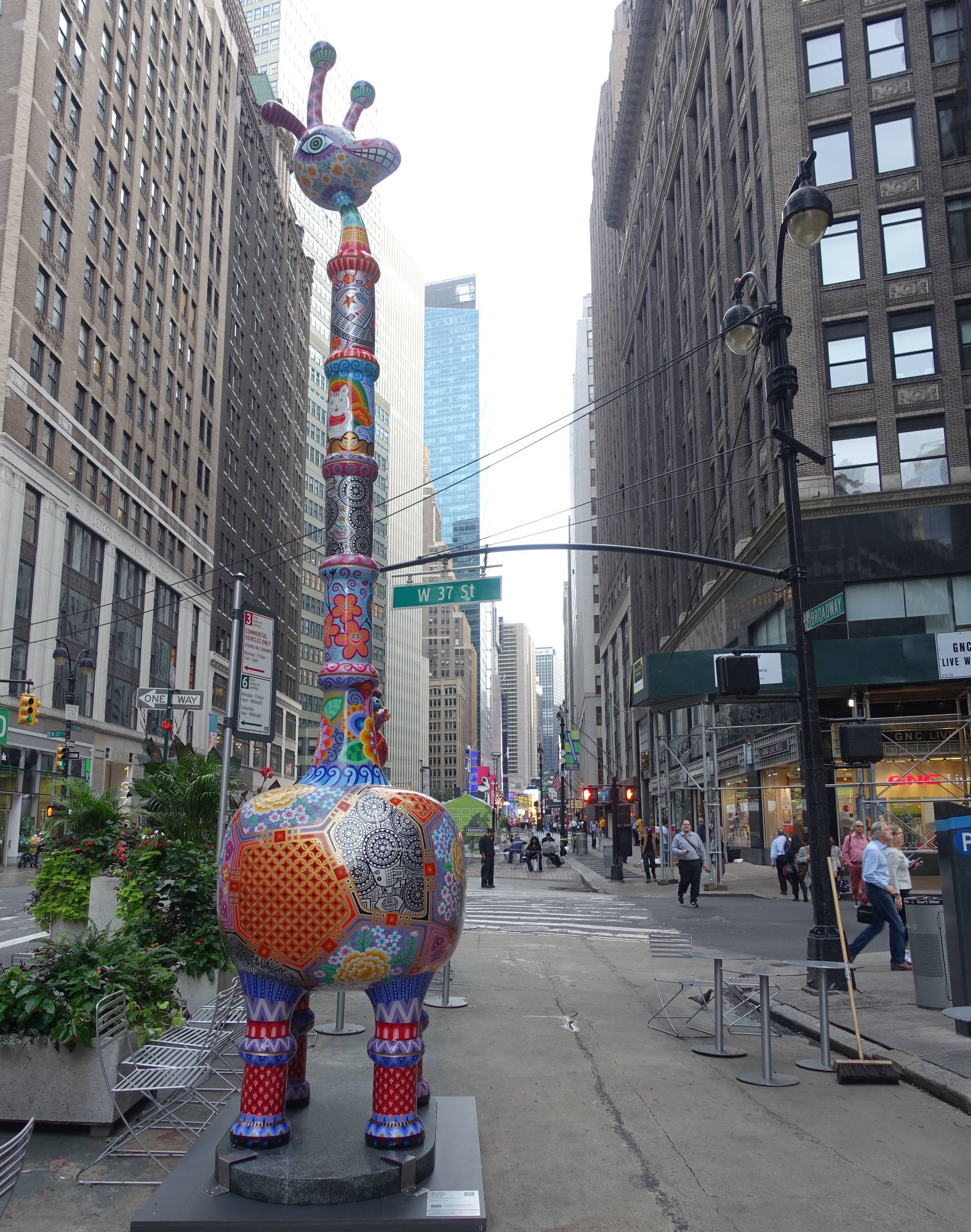 「長景祿」呼應著曼哈頓高樓密集的天際線，作品裝置在百老匯街與40街路口。